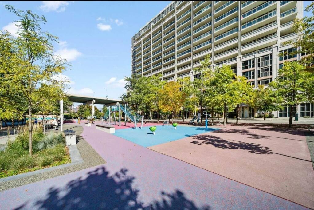 Cn Tower View With Free Parking, Pool, & More Amenities Торонто Экстерьер фото